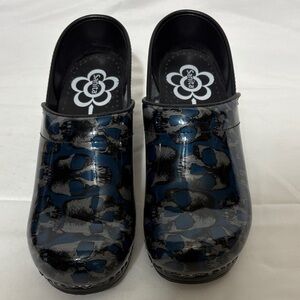 Sanita Women's Black & Navy Patent Clog